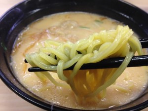 スシロー 鶏そぼろ入り西京味噌ラーメンの麺